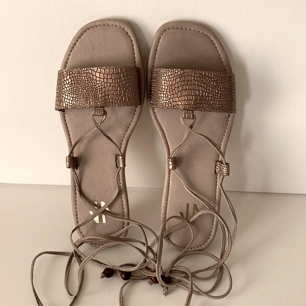 Silvia Cobos Santos Wrap around the ankle flat sandals